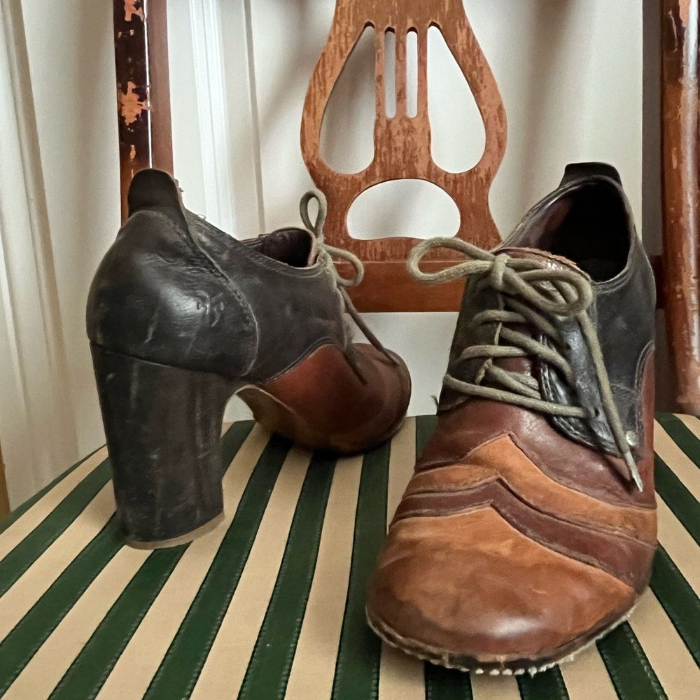 Oxford Frye Leather Heels size 9